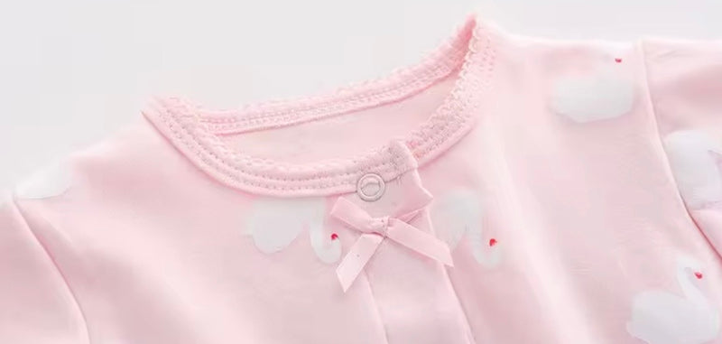 Load image into Gallery viewer, Combinaison bébé en coton à cygnes – Rose 🌸 - Pré-commande
