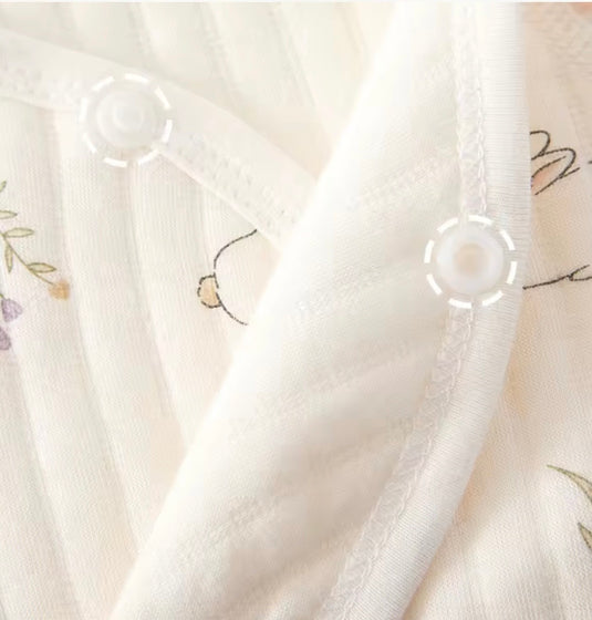 Combinaisone bébé à motifs lapins et fleurs – Ivoire et baleines 🤍 - Pré-commande