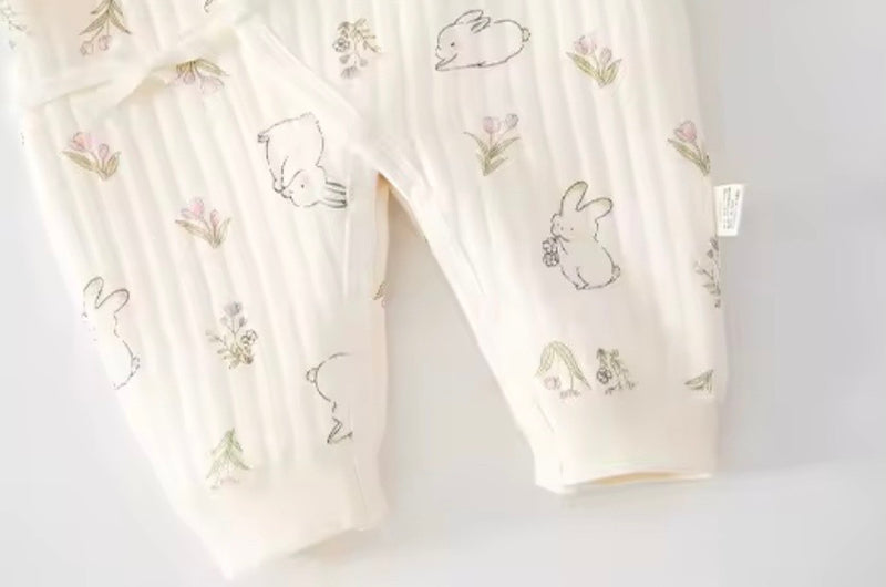 Load image into Gallery viewer, Combinaisone bébé à motifs lapins et fleurs – Ivoire et baleines 🤍 - Pré-commande
