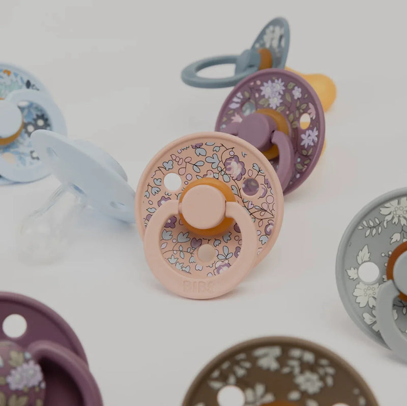 Chargez l'image dans la visionneuse de la galerie, Paquet contenant deux suces Bibs de luxe en silicone Éloise Baby blue - Boutique Kaki Lilas
