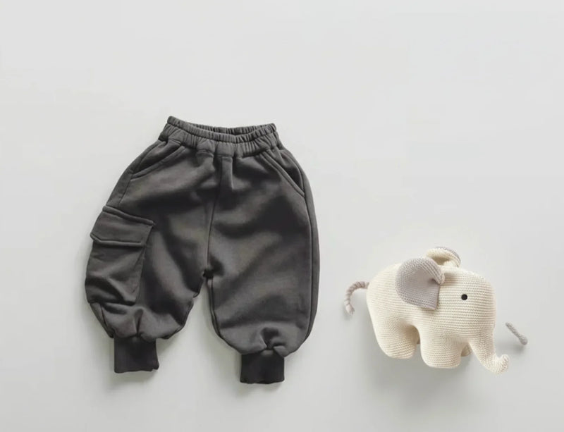 Chargez l'image dans la visionneuse de la galerie, Pantalon enfant avec poche en coton doux et confortable – Modèle Kali - Boutique Kaki Lilas
