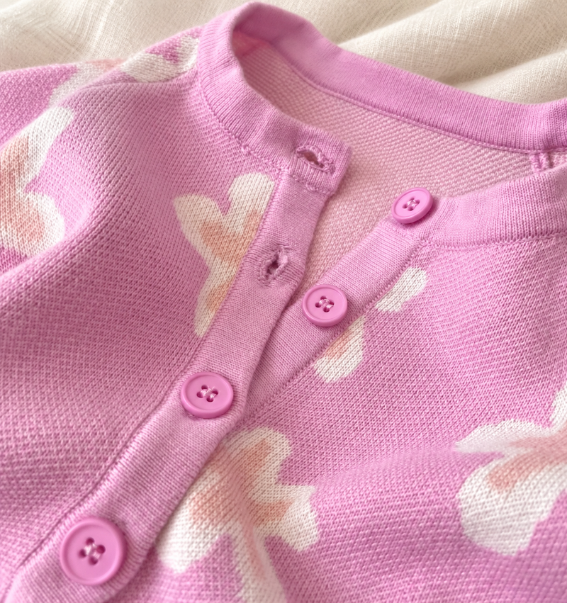Chargez l'image dans la visionneuse de la galerie, Combinaison bébé fille en tricot rose à motifs floraux et boutons, avec bandeau assorti 🌸 -Pré-commande
