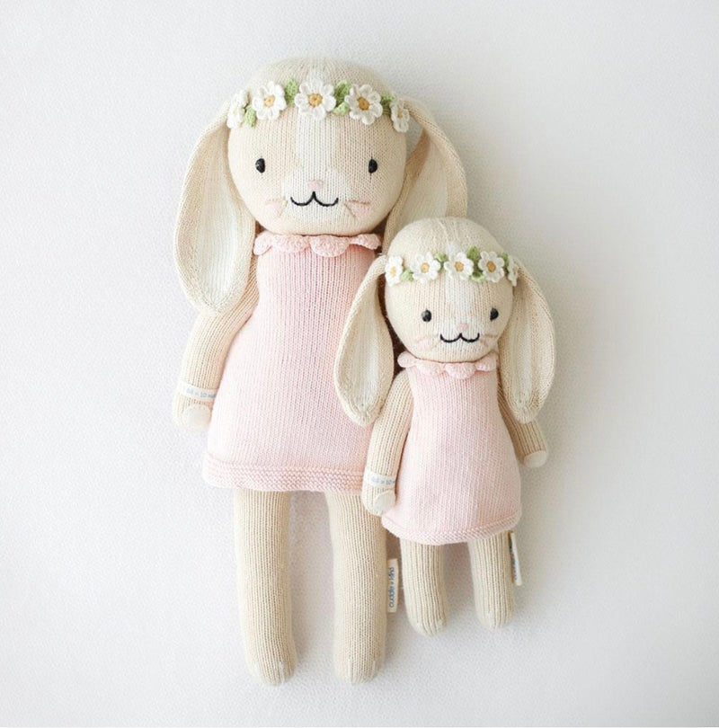Chargez l'image dans la visionneuse de la galerie, Peluche - Hannah le lapin rose - Cuddle + Kind - Boutique Kaki Lilas

