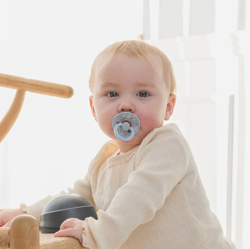 Chargez l'image dans la visionneuse de la galerie, Paquet contenant deux suces Bibs de luxe en silicone Éloise Baby blue - Boutique Kaki Lilas
