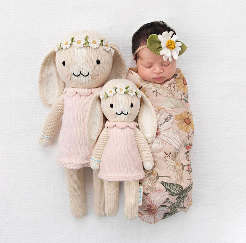 Chargez l'image dans la visionneuse de la galerie, Peluche - Hannah le lapin rose - Cuddle + Kind - Boutique Kaki Lilas
