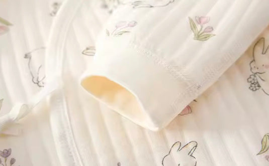 Combinaisone bébé à motifs lapins et fleurs – Ivoire et baleines 🤍 - Pré-commande