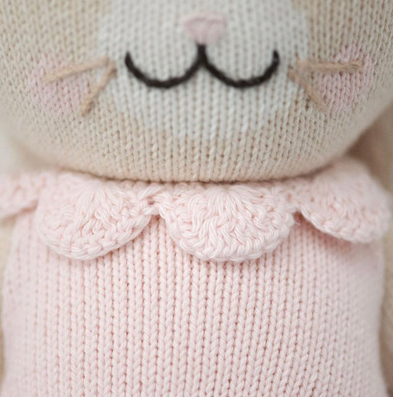 Chargez l'image dans la visionneuse de la galerie, Peluche - Hannah le lapin rose - Cuddle + Kind - Boutique Kaki Lilas
