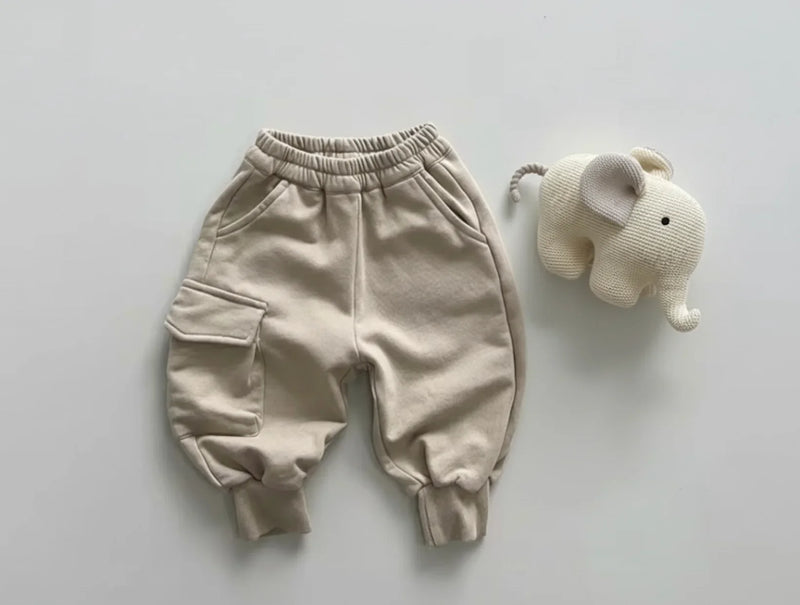 Chargez l'image dans la visionneuse de la galerie, Pantalon enfant avec poche en coton doux et confortable – Modèle Kali - Boutique Kaki Lilas
