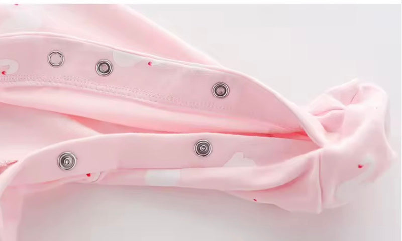 Load image into Gallery viewer, Combinaison bébé en coton à cygnes – Rose 🌸 - Pré-commande
