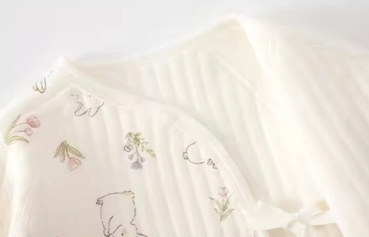 Combinaisone bébé à motifs lapins et fleurs – Ivoire et baleines 🤍 - Pré-commande