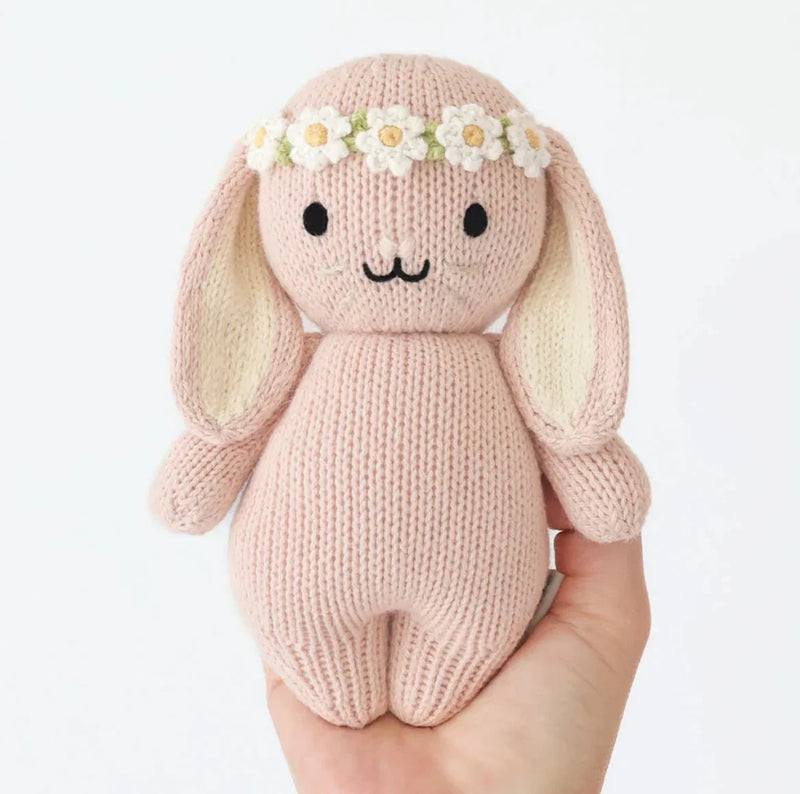 Chargez l'image dans la visionneuse de la galerie, Peluche - Bébé lapin rose avec couronne de fleurs - Cuddle + Kind - Boutique Kaki Lilas
