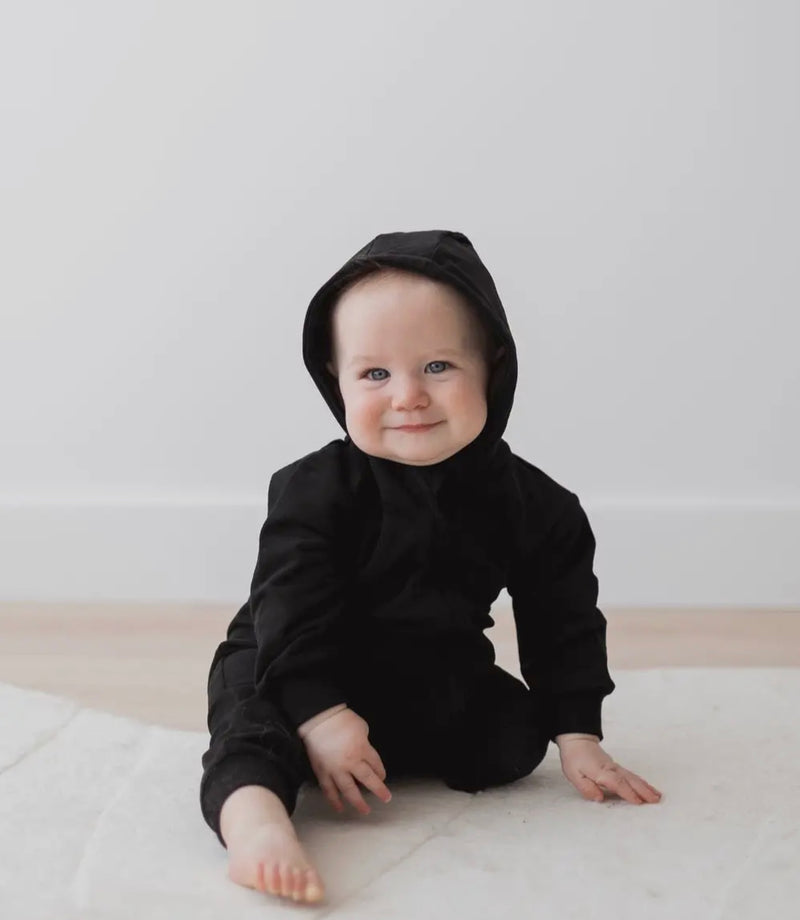 Load image into Gallery viewer, Barboteuse à capuche noire coton bio - Boutique Kaki Lilas
