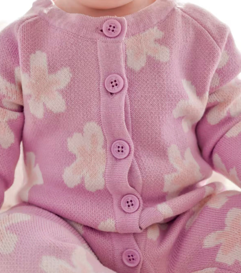 Chargez l'image dans la visionneuse de la galerie, Combinaison bébé fille en tricot rose à motifs floraux et boutons, avec bandeau assorti 🌸 -Pré-commande
