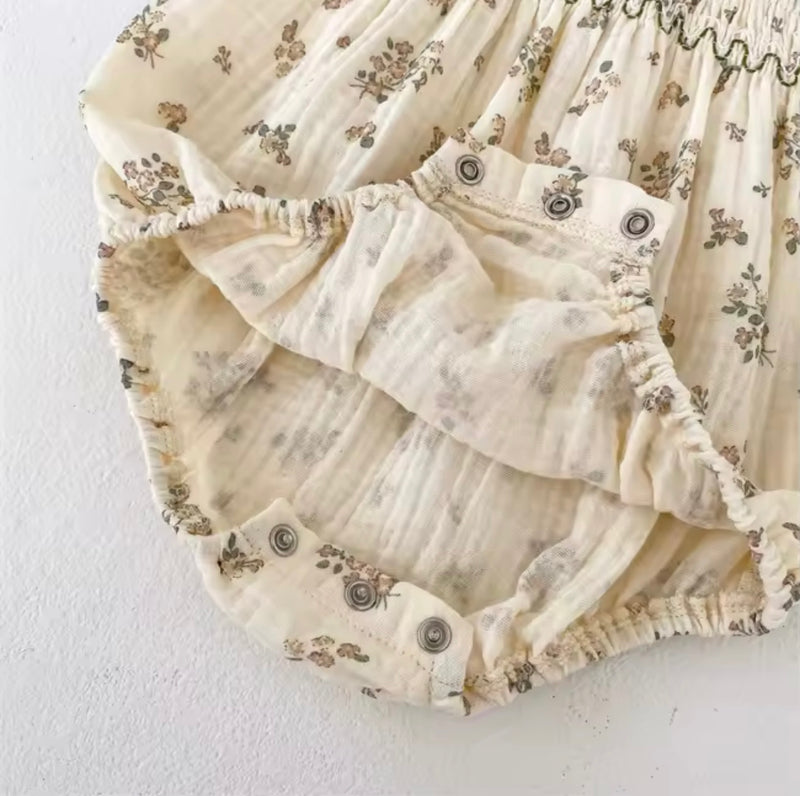 Chargez l'image dans la visionneuse de la galerie, Barboteuse bébé fille fleurie en coton nid d’abeille
