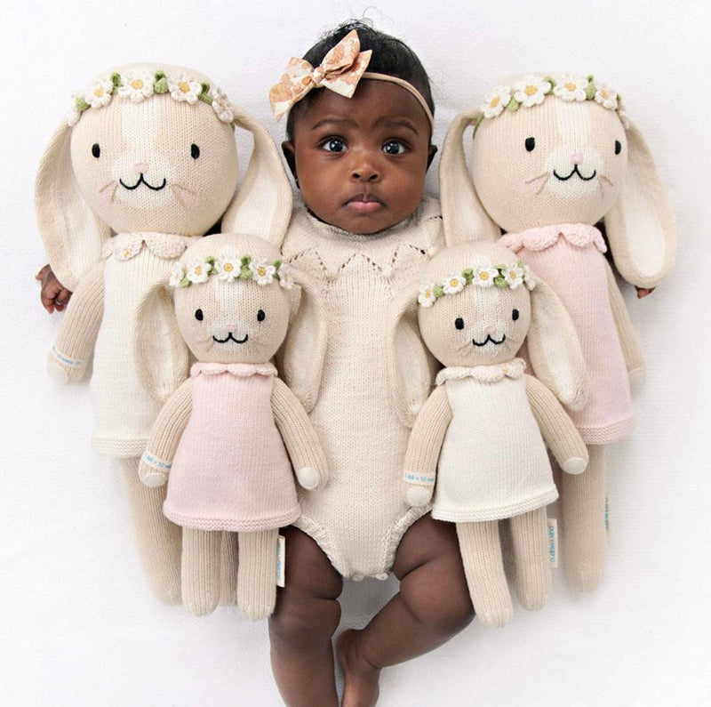 Chargez l'image dans la visionneuse de la galerie, Peluche - Hannah le lapin rose - Cuddle + Kind - Boutique Kaki Lilas
