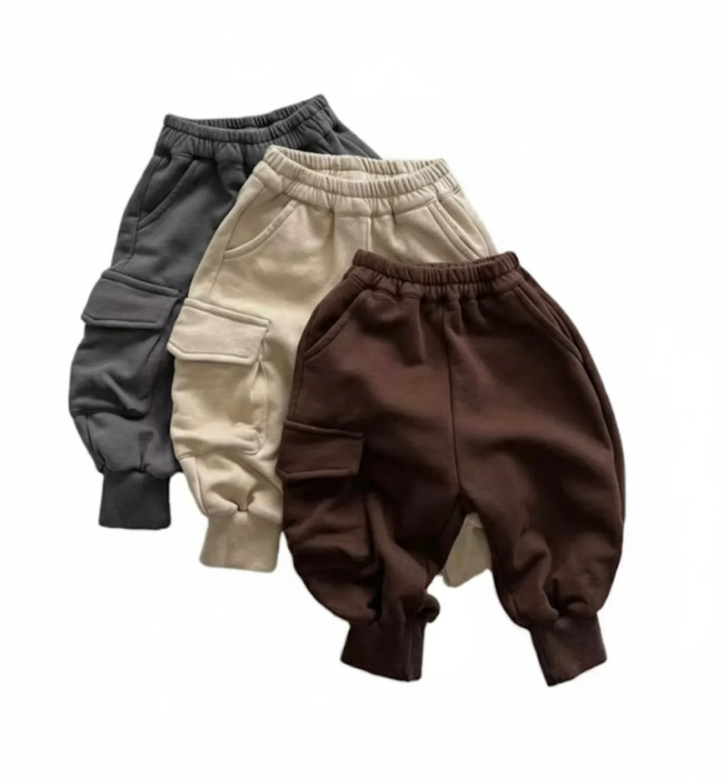 Chargez l'image dans la visionneuse de la galerie, Pantalon enfant avec poche en coton doux et confortable – Modèle Kali - Boutique Kaki Lilas
