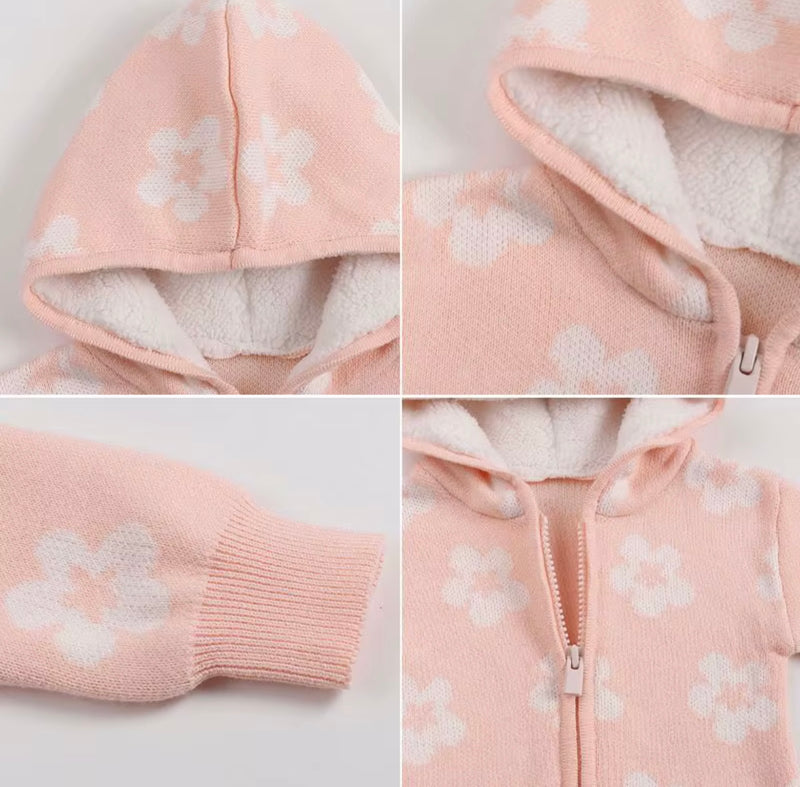 Load image into Gallery viewer, Combinaison bébé fille en tricot à capuche et fermeture éclair – Rose à fleurs ivoire 🌸 - Pré-commande
