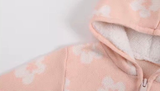Combinaison bébé fille en tricot à capuche et fermeture éclair – Rose à fleurs ivoire 🌸 - Pré-commande