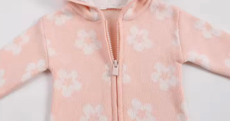 Load image into Gallery viewer, Combinaison bébé fille en tricot à capuche et fermeture éclair – Rose à fleurs ivoire 🌸 - Pré-commande
